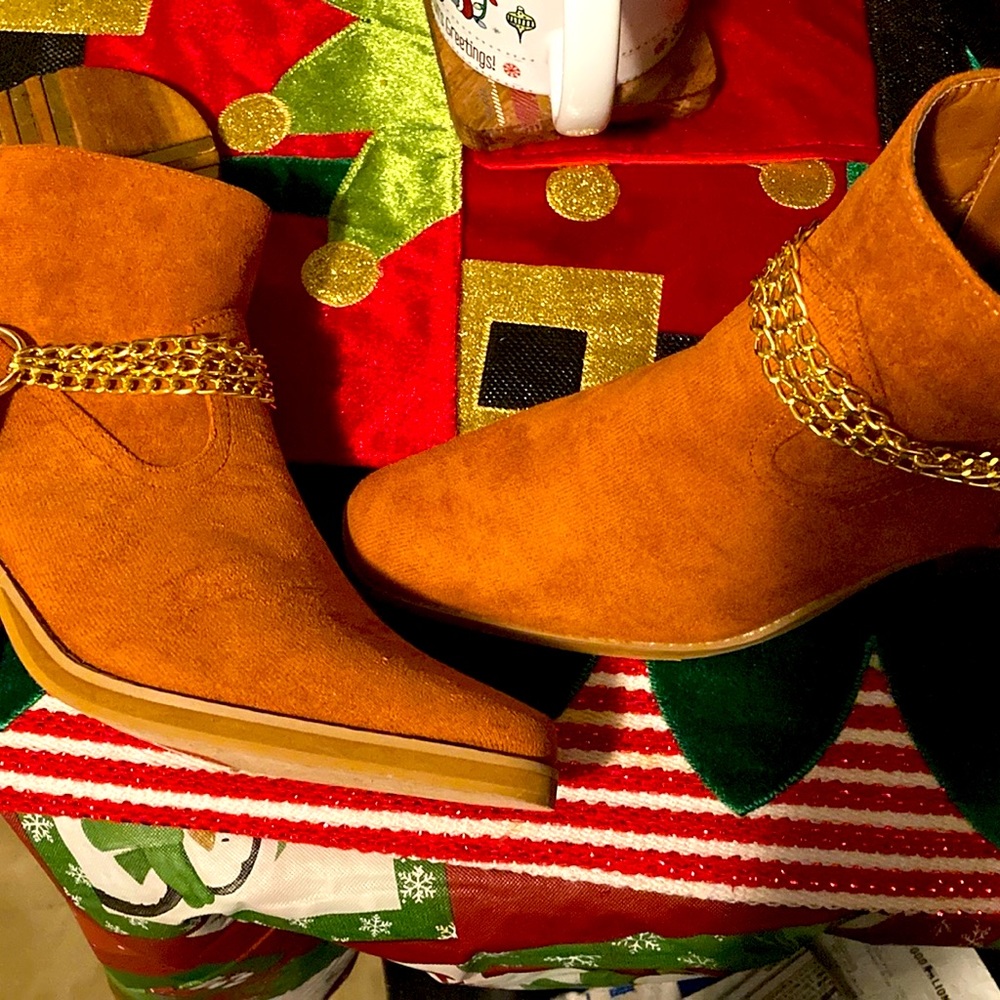 Women size 8 suede boots
